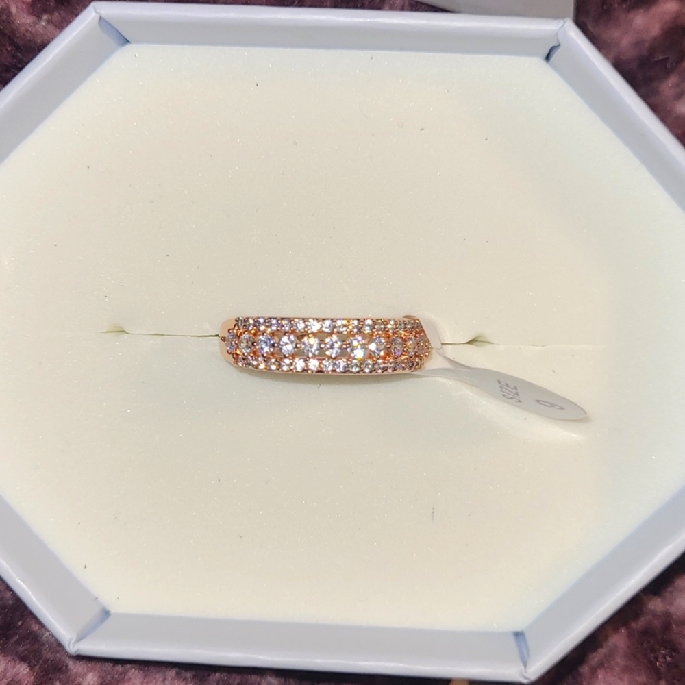 Size 6. Diamond cubic Zirconia. Rose gold plating. Never worn.